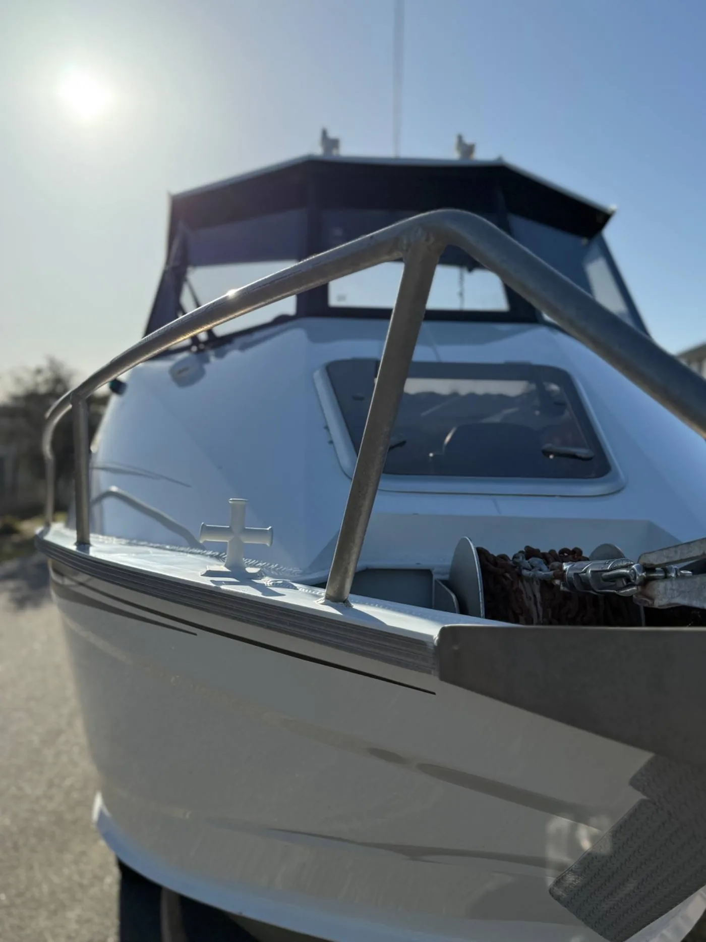 Hardtop bow detailing Perth — polished bow and chrome rails